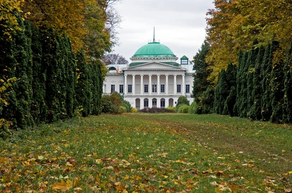 View of the estate in Sokyryntsi in the autumn park. — Stock Photo, Image