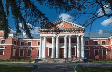 Mavi gökyüzüne karşı güneşli bir günde klasik tarzda eski saray.
