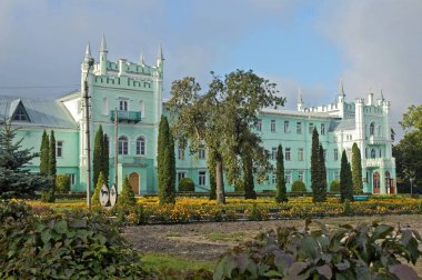 Bulutlu gökyüzünün arka planı üzerinde antik saray