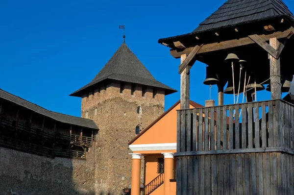 Кусок старого замка в солнечный день — стоковое фото