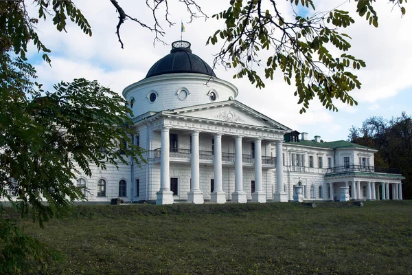 Vista del palacio en Kachanivka sobre el fondo de los árboles . — Foto de Stock