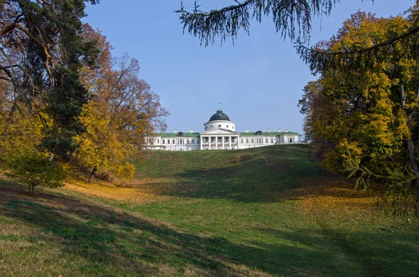Vista del palacio de Kachanivka en el fondo del otoño tre — Foto de Stock