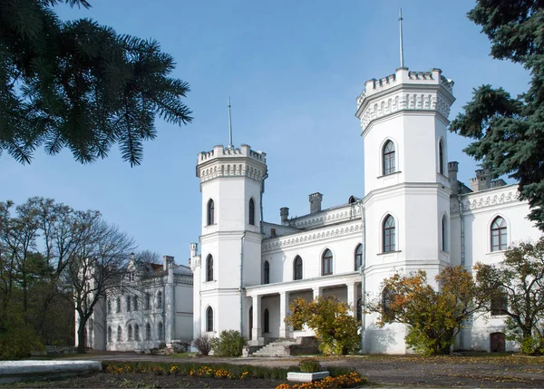 El antiguo palacio en estilo gótico — Foto de Stock