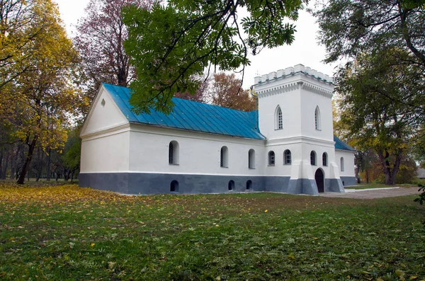 Kamianytsia in oude landhuis in Sedniv op de achtergrond van de aut — Stockfoto