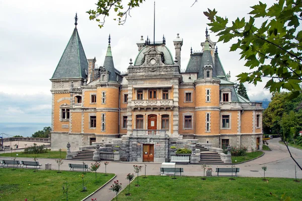 Beautiful ancient palace on cloudy day in Masandra. — Stock Photo, Image