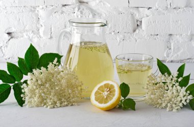 Mürver çiçekleri içki ile carafe