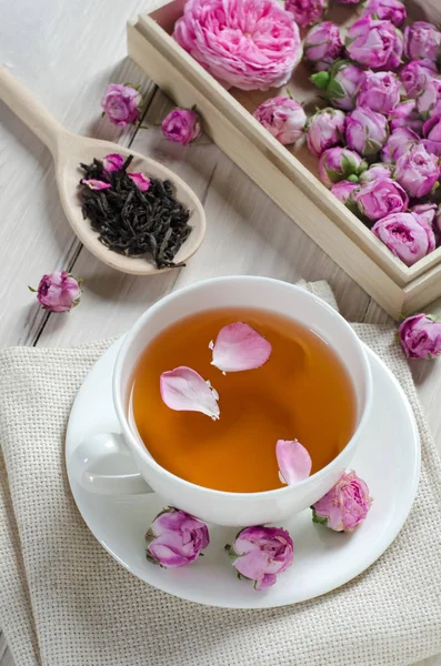 Чашка чаю з пелюстками троянд — стокове фото