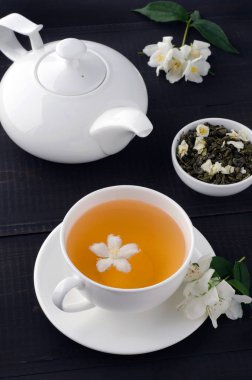 Fincan ve çaydanlık yasemin ile Yeşil çay