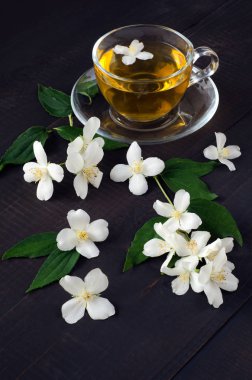 Yasemin çiçekleri ve çay fincan