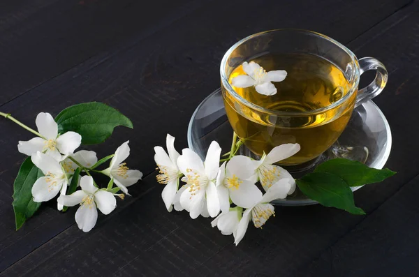 Grönt te med jasmine i cupen. — Stockfoto