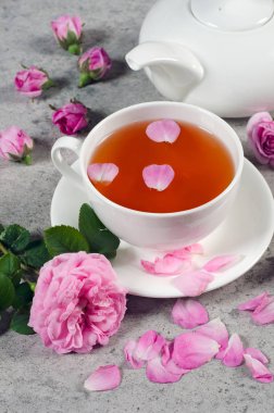 Çay bardağı ve gül tomurcukları ile çaydanlık