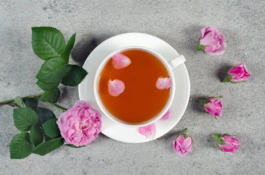 Çay ve gül goncası