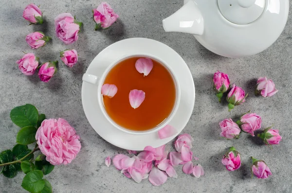 Tea Cup och tekanna med rosenknoppar — Stockfoto