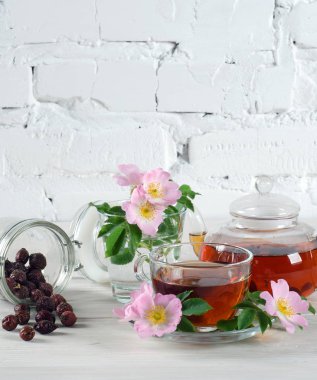 Çaydanlık ve gül kalça çayı fincan