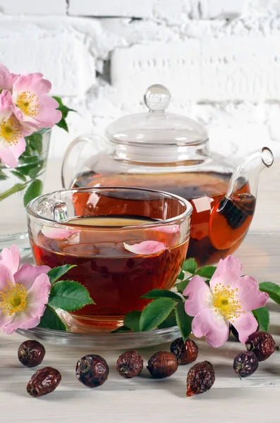 Чашка і чайник чай з квітами хіп троянди — стокове фото
