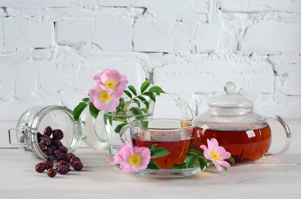 Чайник і чашка рожевого хіп-чаю — стокове фото