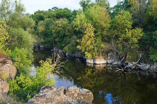 Nehir üzerindeki kayalar arasında manzara