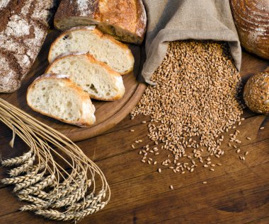 Ahşap masa üzerinde ekmek ve buğday çeşitleri.
