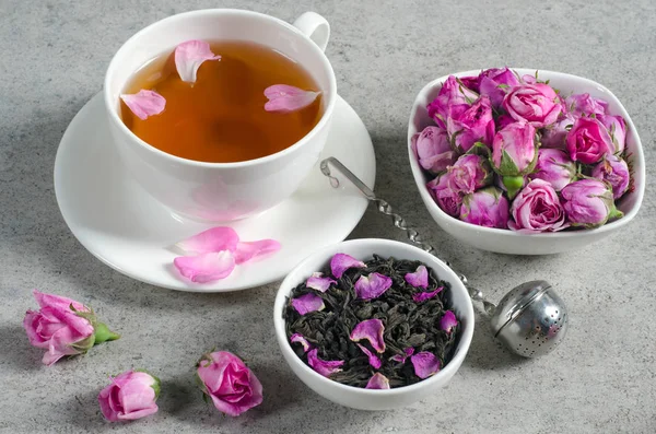 Чашка чаю з пелюстками троянд . — стокове фото
