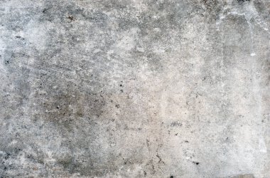 Lekeli ve çizikli gri taş doku. Sert aydınlatmalı yüzey. Dokulu arka plan. Doldurulacak boşluk.