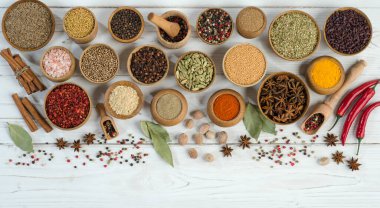 Renkli çeşitli kurutulmuş otlar, beyaz ahşap arka planda pişirmek için baharatlar. Üst Manzara. Düz yatıyordu. Boşluğu kopyala.