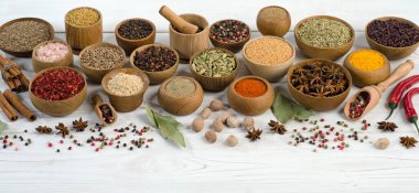 Beyaz ahşap arka planda yemek pişirmek için baharatlar ve baharatlar. Boşluğu kopyala.