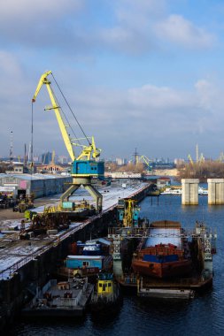 Nehir limanında bir mavna ve şehir arka plan üzerinde çalışan vinçler. Kiev. Dnipro