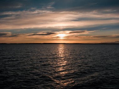 Suyun üstünde güzel bir gün batımı