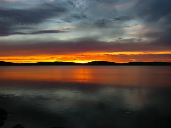 Hermosa puesta de sol sobre el agua — Foto de Stock