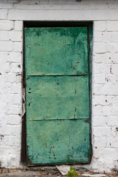 Oude Metalen Houten Deur Geschilderd Met Groene Verf Tegen Achtergrond — Stockfoto