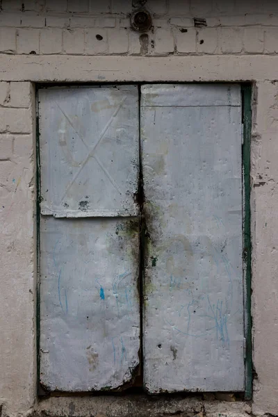 Puerta Metal Madera Vieja Pintada Con Pintura Blanco Azul Sobre — Foto de Stock