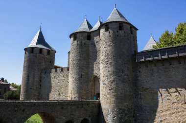 Fransa, Carcassonne- 28 AĞUSTOS 2014. Carcassonne Kalesi 'nin güçlü tahkimatları ve kaleleri. Güzel konik mavi kule çatıları. Köprü ve merkez kalenin girişi