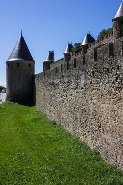 Fransa, Carcassonne- 28 AĞUSTOS 2014. Carcassonne Kalesi 'nin güçlü tahkimatları ve kaleleri. Güzel konik mavi kulelerin çatıları.