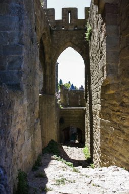Fransa, Carcassonne- 28 AĞUSTOS 2014. Carcassonne Kalesi 'nin güçlü tahkimatları ve kaleleri. Kaleler ve duvarlar arasındaki dar yol