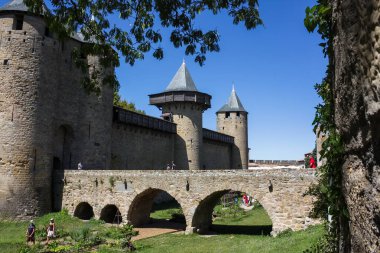 Carcassonne Kalesi 'nin güçlü tahkimatları ve kaleleri. Güzel konik mavi kule çatıları. Köprü ve merkez kalenin girişi