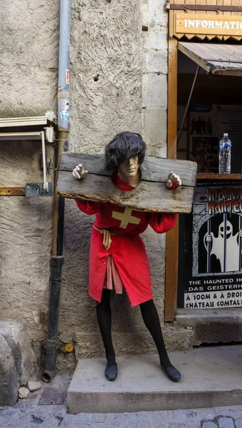 Fransa, Carcassonne- 28 AĞUSTOS 2014. Carcassonne Kalesi 'ndeki stoklarda bulunan bir ortaçağ şövalyesinin mankeni..