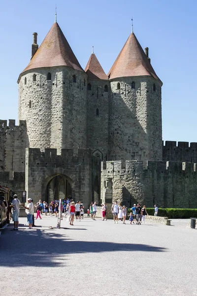 Francia Carcassonne Agosto 2014 Entrada Castillo Dos Torres Elevan Sobre — Foto de Stock