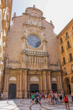 İspanya. Katalonya - 30 Ağustos 2014. Montserrat Manastırı, Barcelona yakınlarındaki dağların tepesindeki Benedictine Manastırı. Ana girişim ve turistler