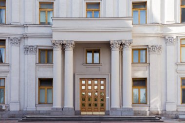 Dışişleri Bakanlığı 'nın binasının ana girişimi. Binanın ana girişinin güzel ahşap kapısı.