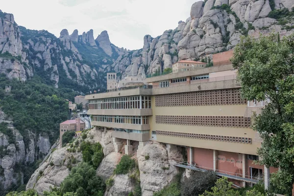 İspanya. Katalonya - 30 Ağustos 2014. Montserrat Dağları 'nın tepesinden ve aşağıdaki Montserrat Manastırı' ndan bak.