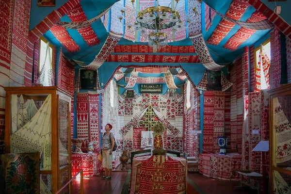 Ukrayna, Pereiaslav-Khmelnytskyi - 5 Haziran 2015. Ukrayna Rushnyks Müzesi. Eski Ukrayna geleneksel işlemeli havlular - acele