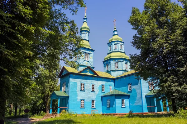 Eski Ukrayna kilisesi, Ukrayna 'nın Pereiaslav-Khmelnytskyi yakınlarında açık hava müzesi. Mavi boyayla boyanmış eski ahşap kilise.