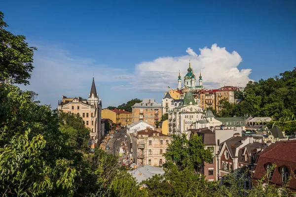 KIEV UKRAINE 20 Haziran 2020. Andriyivli Descent. Kyiv, Ukrayna Saint Andrew Kilisesi Kyiv 'deki Andriyivskyy Descent