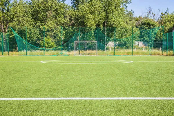 Campo Calcio Con Erba Verde Artificiale Vicino Alla Scuola Campo — Foto Stock