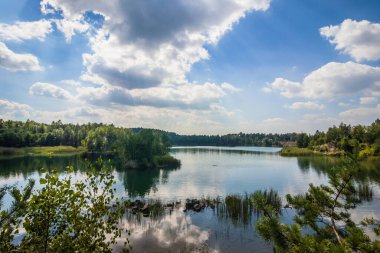 Eski bir bazalt taş ocağında pitoresk bir göl. Saf su ve harika doğa. Bazalt Sütunlar. Rivne Oblastı. Ukrayna