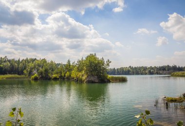 Eski bir bazalt taş ocağında pitoresk bir göl. Saf su ve harika doğa. Bazalt Sütunlar. Rivne Oblastı. Ukrayna