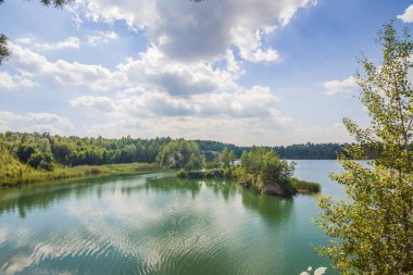 Eski bir bazalt taş ocağında pitoresk bir göl. Saf su ve harika doğa. Bazalt Sütunlar. Rivne Oblastı. Ukrayna