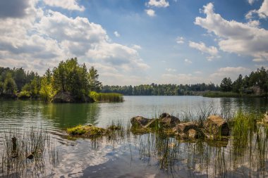 Eski bir bazalt taş ocağında pitoresk bir göl. Saf su ve harika doğa. Bazalt Sütunlar. Rivne Oblastı. Ukrayna