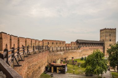 Ukrayna. Lutsk - 23 Ağustos 2020. Lutsk 'ta bulutlu bir gökyüzünde ünlü bir kale. Ortaçağ şatosunun savunma duvarlarından biri. Ukrayna