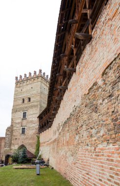 Ukrayna. Lutsk - 23 Ağustos 2020. Lutsk 'ta bulutlu bir gökyüzünde ünlü bir kale. Ortaçağ şatosunun savunma duvarlarından biri. Ukrayna